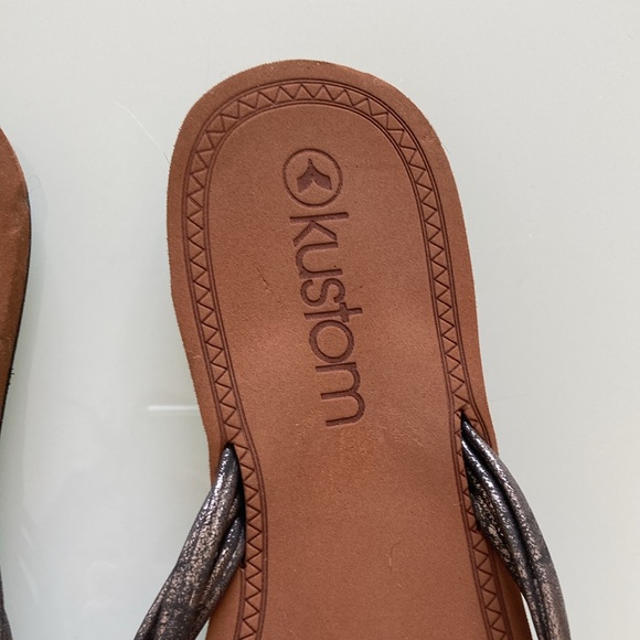 NWOT - Kustom silver/pewter sandals flip flops. Size 9. - Picture 3 of 4